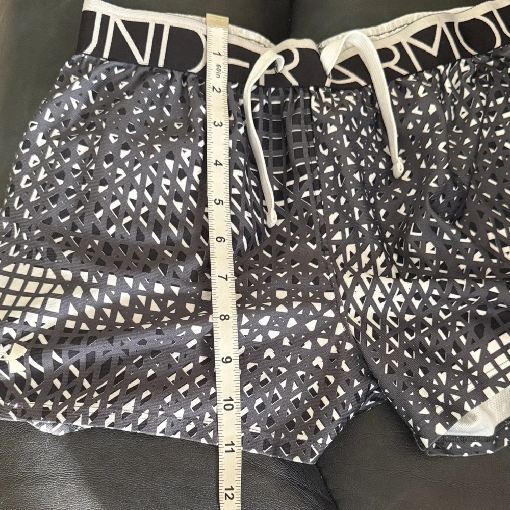 Under Armour Girls Geometric Black, Gray and White Shorts Size Youth Large